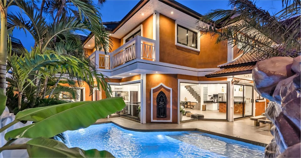Property building, Patio, Garden, Garden view, Pool view, Swimming pool, sunbed