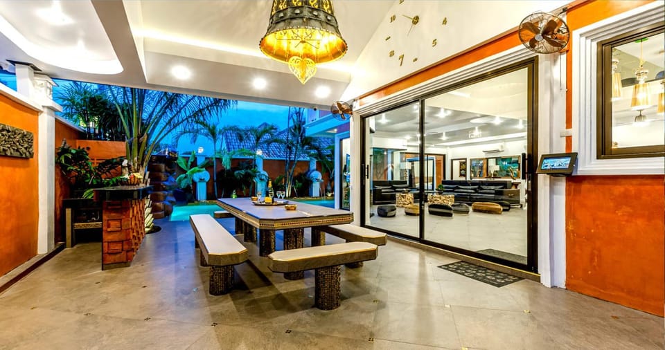 Restaurant/places to eat, Banquet/Function facilities, Seating area