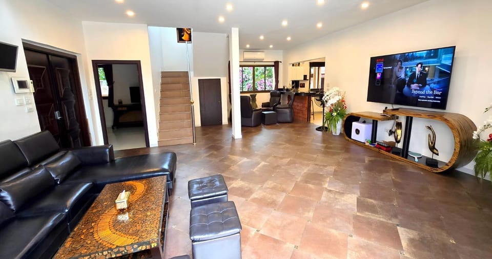 Communal lounge/ TV room, TV and multimedia, Living room, Seating area, Evening entertainment