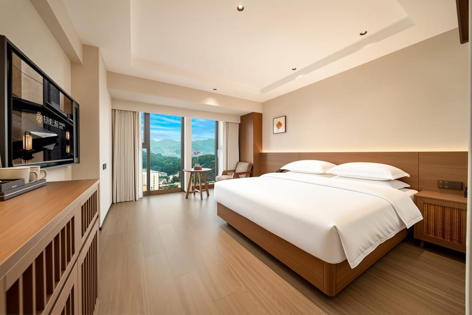 Bed, TV and multimedia, Photo of the whole room, Bedroom