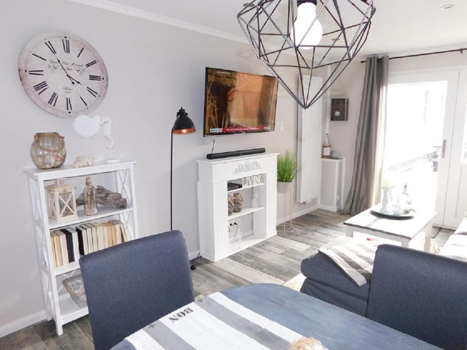 Communal lounge/ TV room, TV and multimedia, Living room