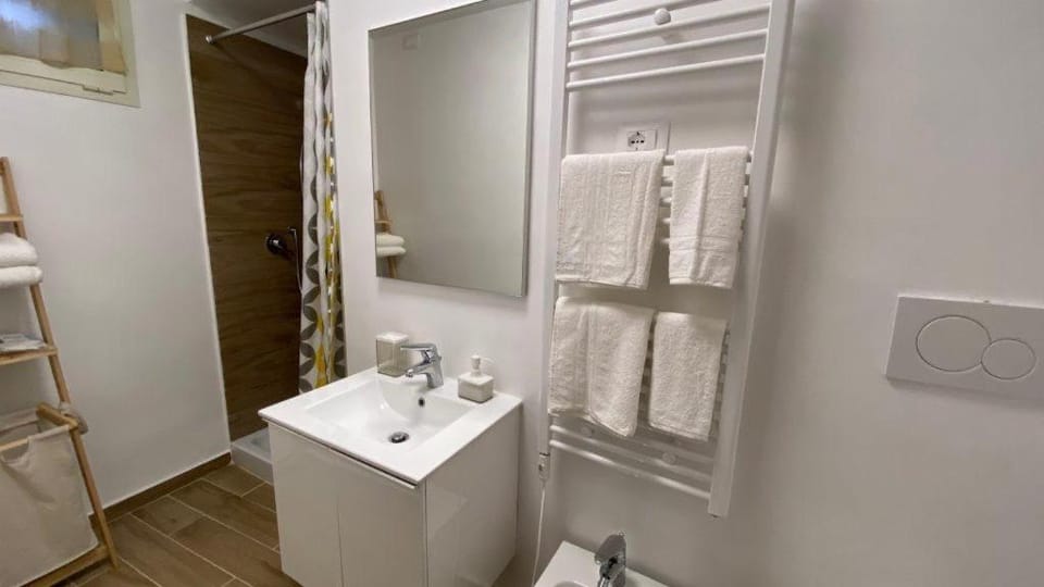 Shower, towels
