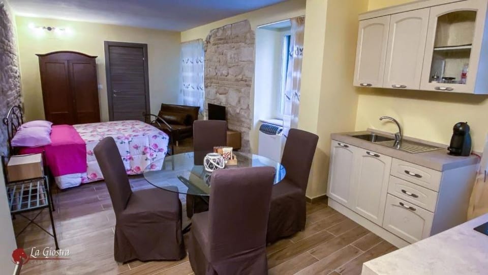 Photo of the whole room, Seating area