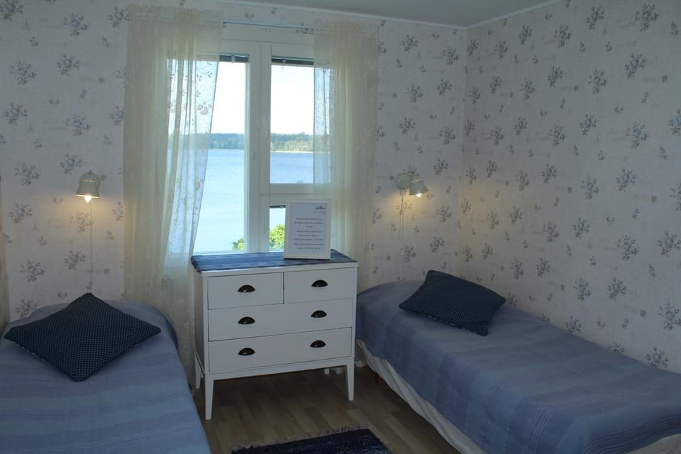 Photo of the whole room, Lake view