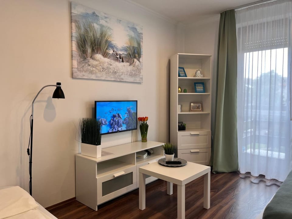 TV and multimedia, Living room, Photo of the whole room, Bedroom