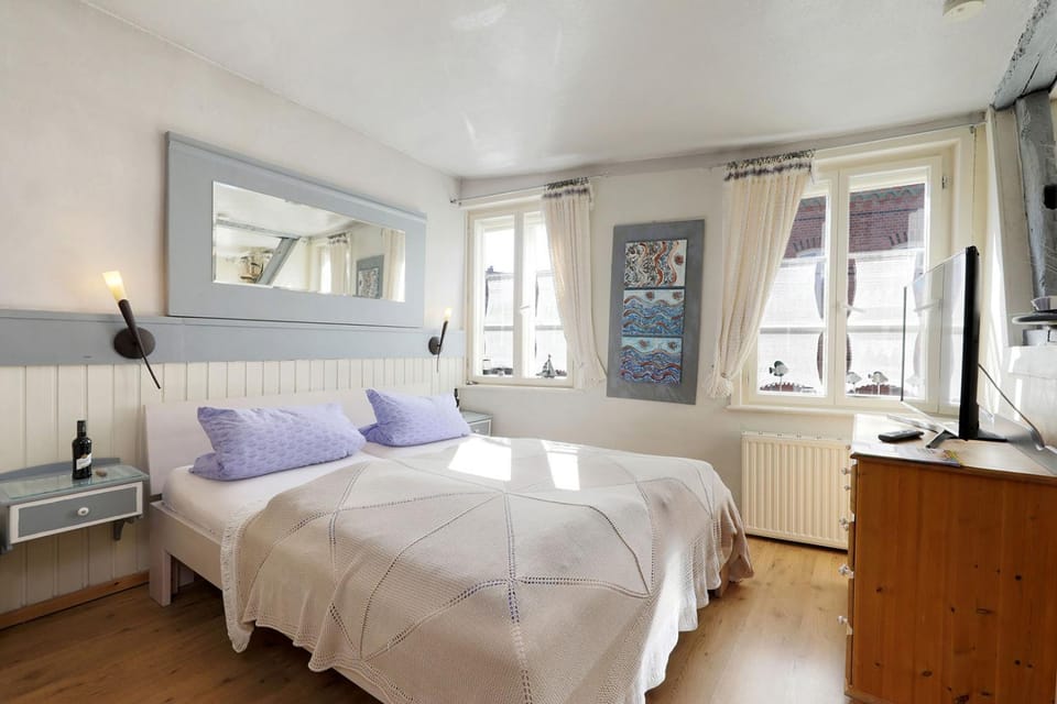 TV and multimedia, Photo of the whole room, Bedroom