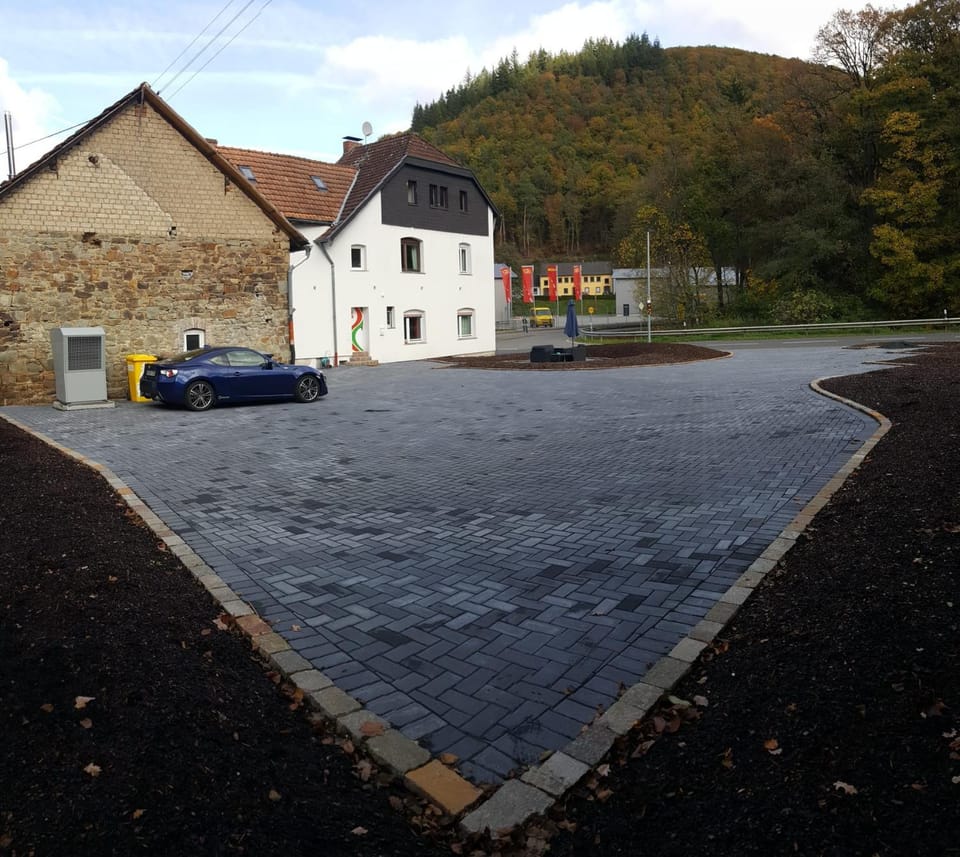 Property building, Patio, Facade/entrance, Natural landscape, BBQ facilities, Balcony/Terrace, Parking