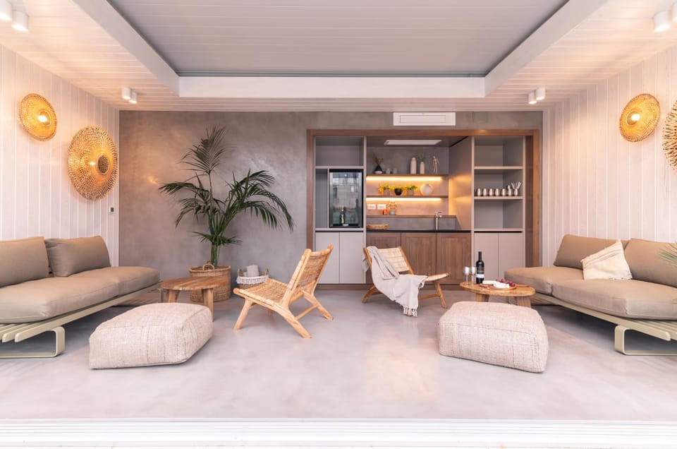 Property building, Lounge or bar, Swimming pool