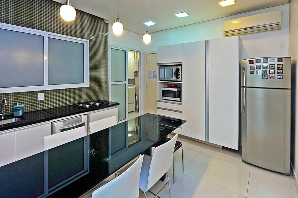 Kitchen or kitchenette, Dining area, stove