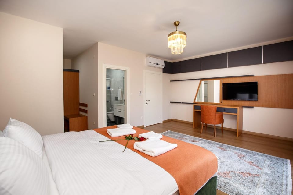 Property building, Bed, TV and multimedia, Bedroom, towels, wardrobe, air conditioner