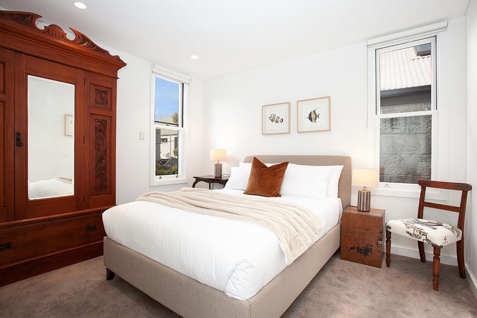 Spacious 3-Bed Family House with Courtyard House in Sydney