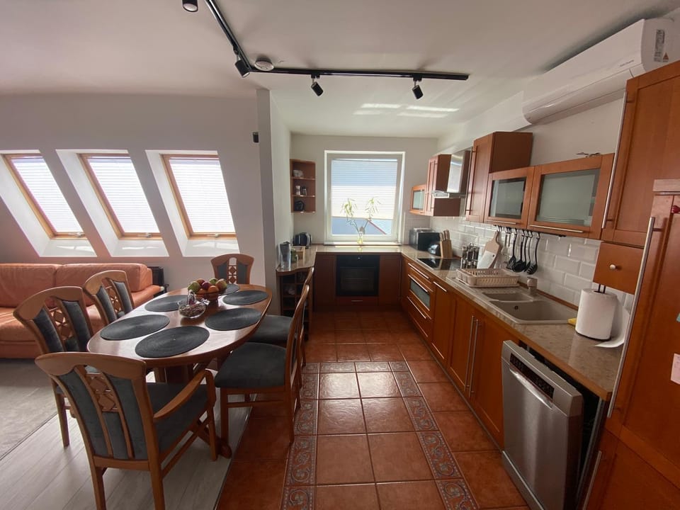 Coffee/tea facilities, Kitchen or kitchenette, Seating area, Dining area, dishwasher, minibar, pet friendly, stove, toaster