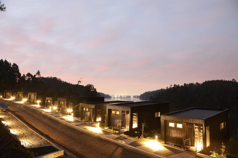 Facade/entrance, Balcony/Terrace, Lake view