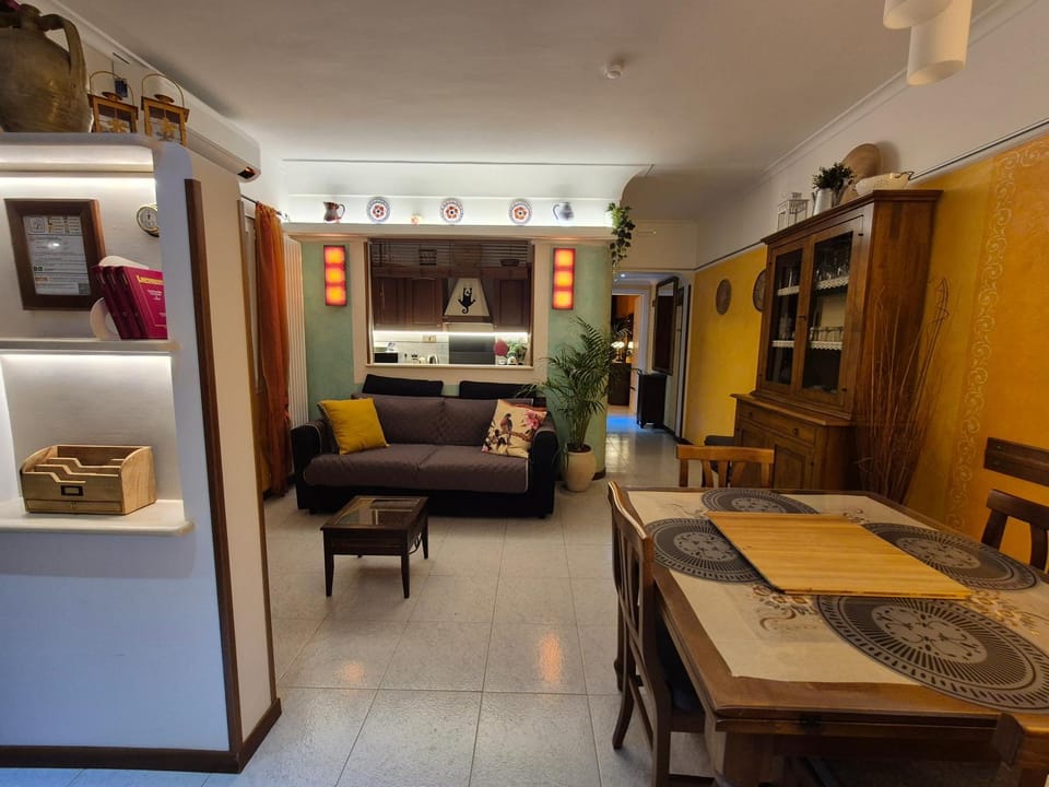 Kitchen or kitchenette, Living room, Photo of the whole room, Seating area, Dining area