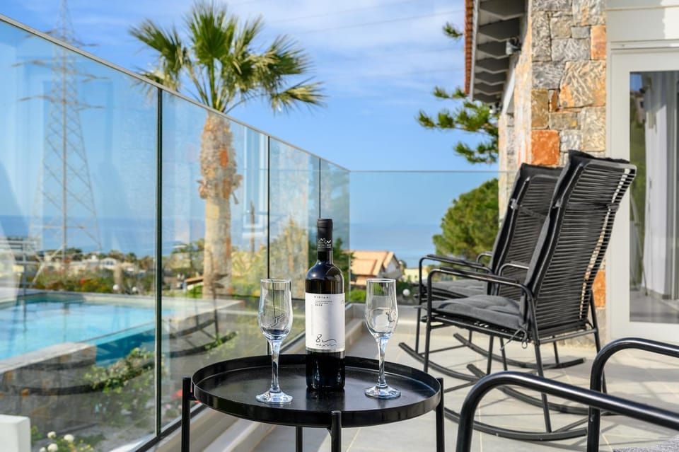 Day, Balcony/Terrace, Food and drinks, Dining area, Pool view, Swimming pool, Alcoholic drinks