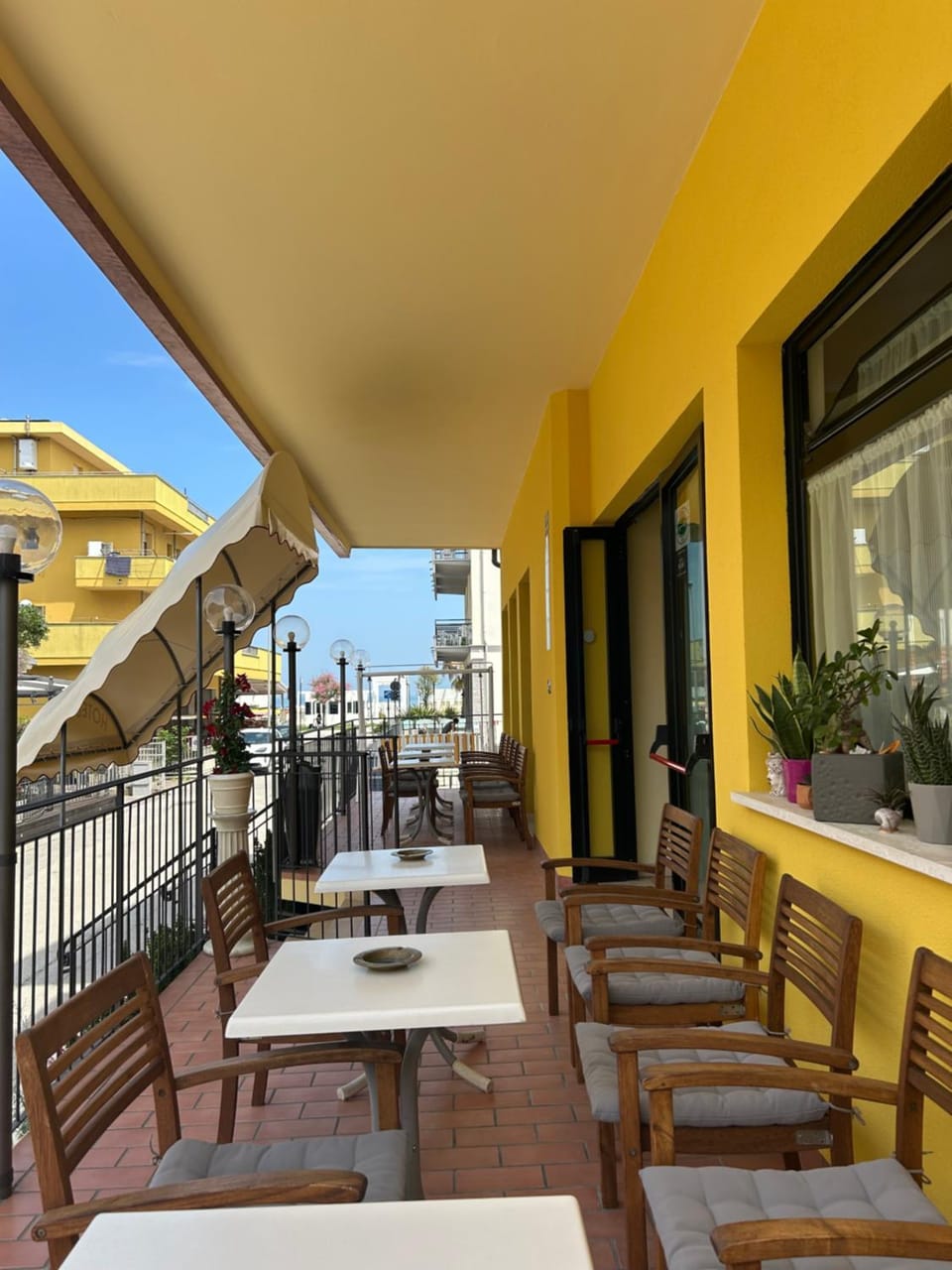 Property building, Patio, Summer, Balcony/Terrace, Seating area, Sea view