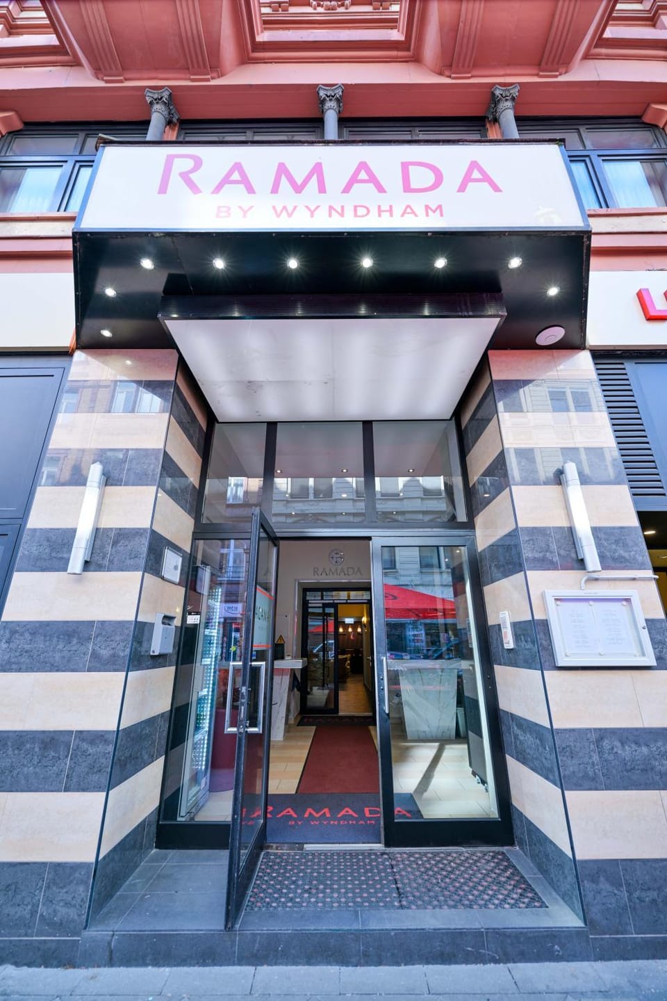 Property building, Facade/entrance