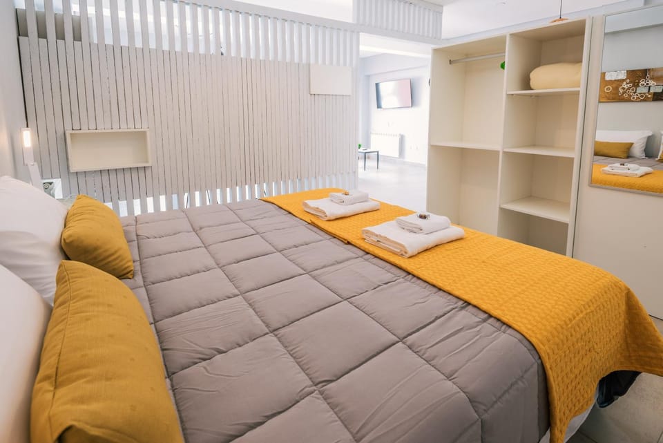 Bed, Living room, Photo of the whole room, Seating area, Bedroom, towels