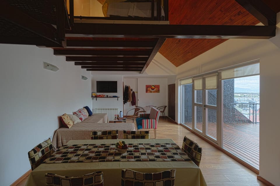 Communal lounge/ TV room, TV and multimedia, Living room, Seating area, Dining area, Evening entertainment