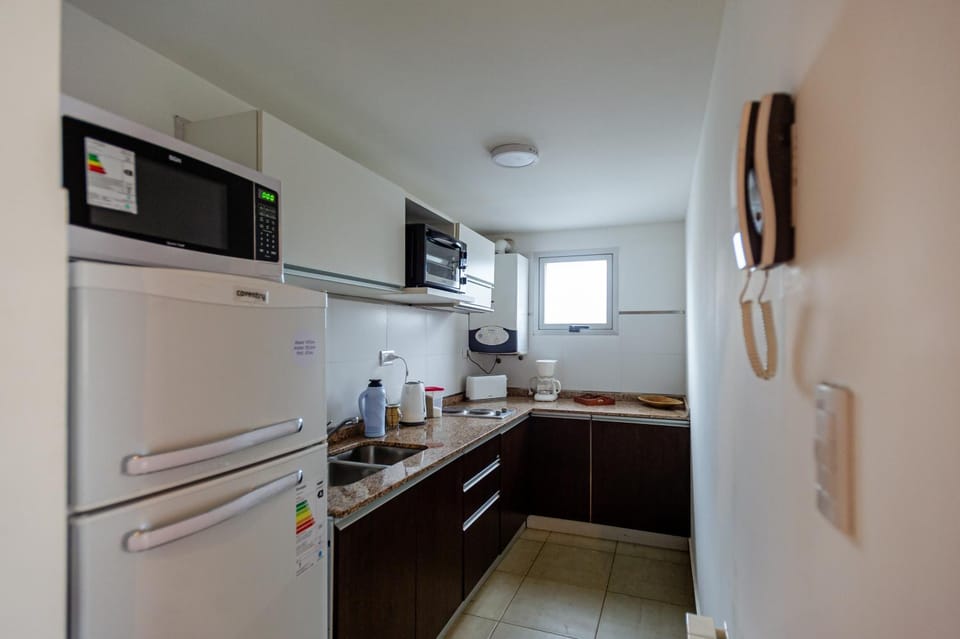 Kitchen or kitchenette, minibar, oven, stove, toaster