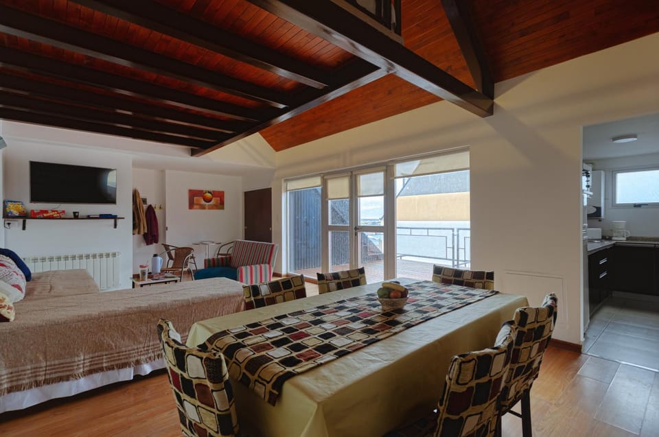 Communal lounge/ TV room, Bed, TV and multimedia, Living room, Photo of the whole room, Seating area, Dining area, Evening entertainment, Bedroom