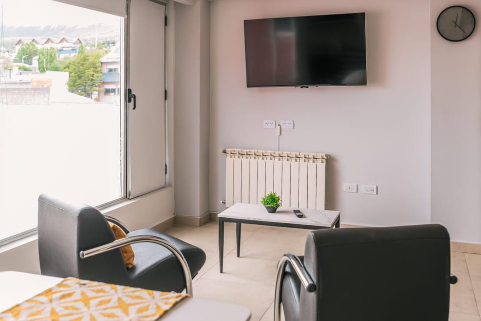 Communal lounge/ TV room, TV and multimedia, Living room, Seating area, Dining area, Evening entertainment, internet