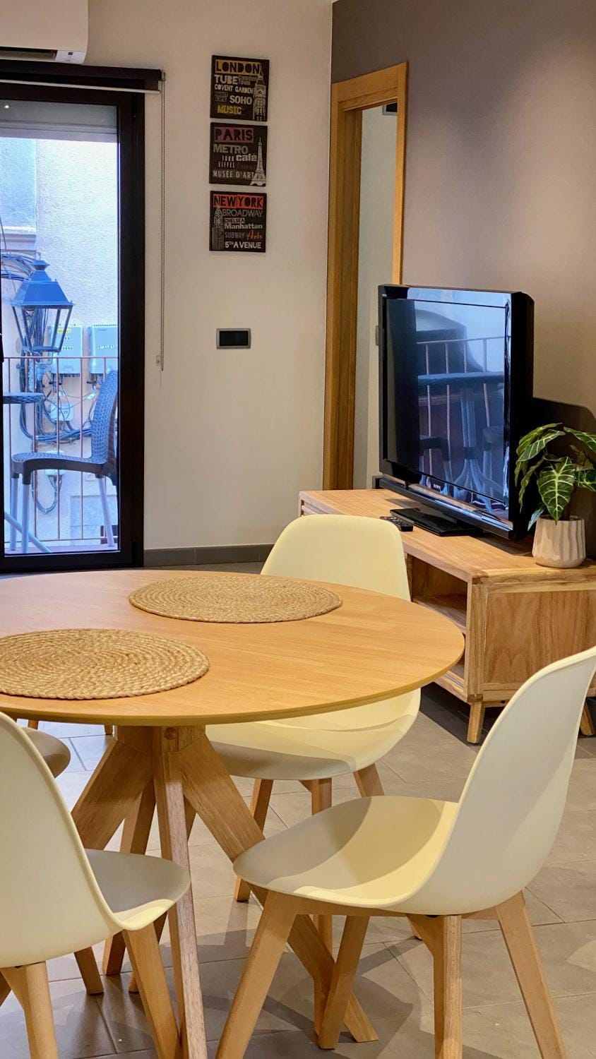 TV and multimedia, Living room, Seating area, Dining area