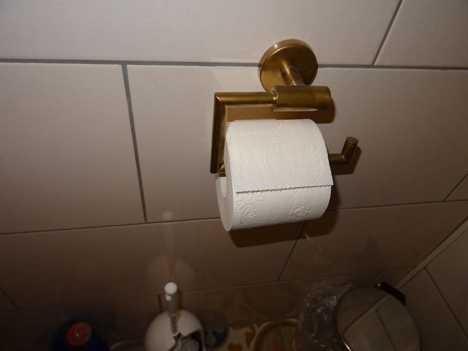 " DDR BEST" eig Bad dir im Zim, 3 OG, Treppensteigen kein Fruehhstück keine Kueche nur Uebernachtung Parkpl, WIFI, Blankenb Bed and Breakfast in Thale