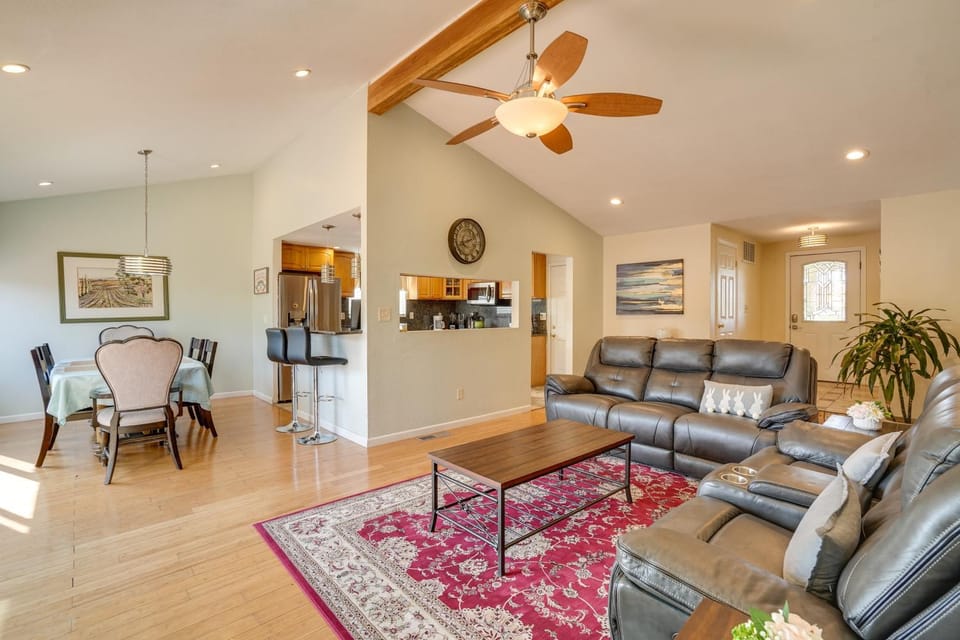 Vallejo Home with Spacious Deck, Hot Tub and Views House in Vallejo