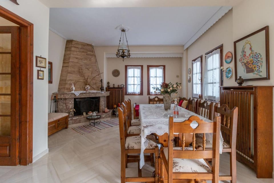Living room, Seating area, Dining area, fireplace