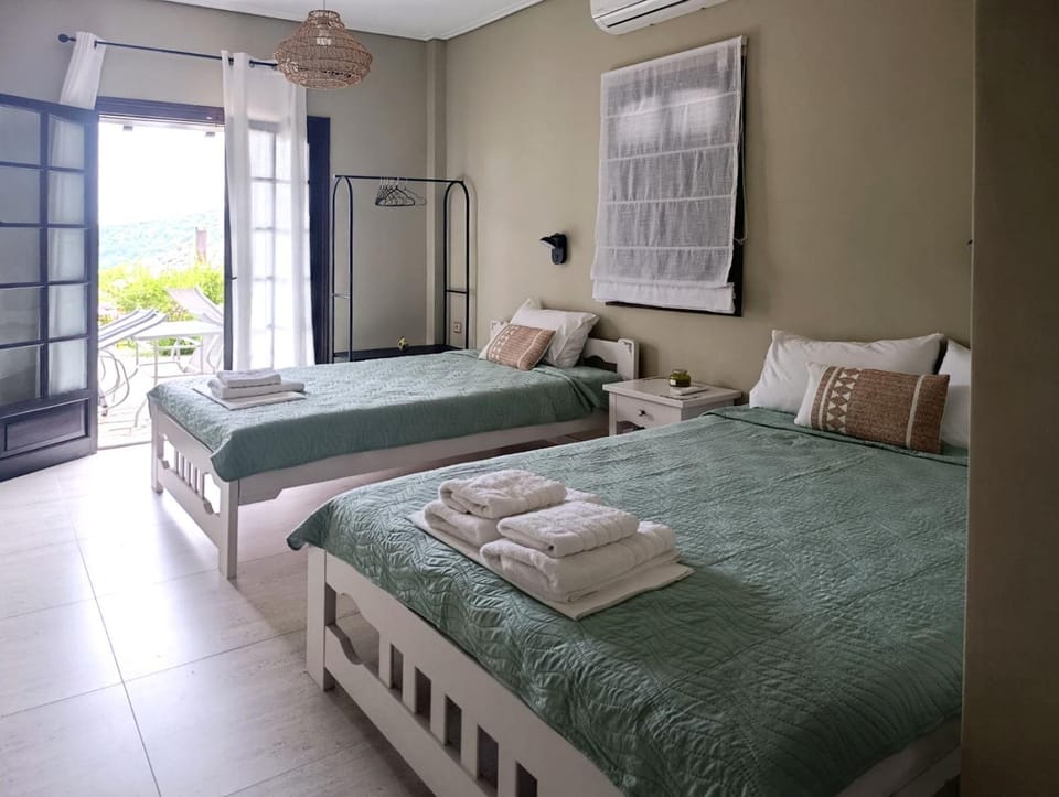 Bed, Bedroom, towels
