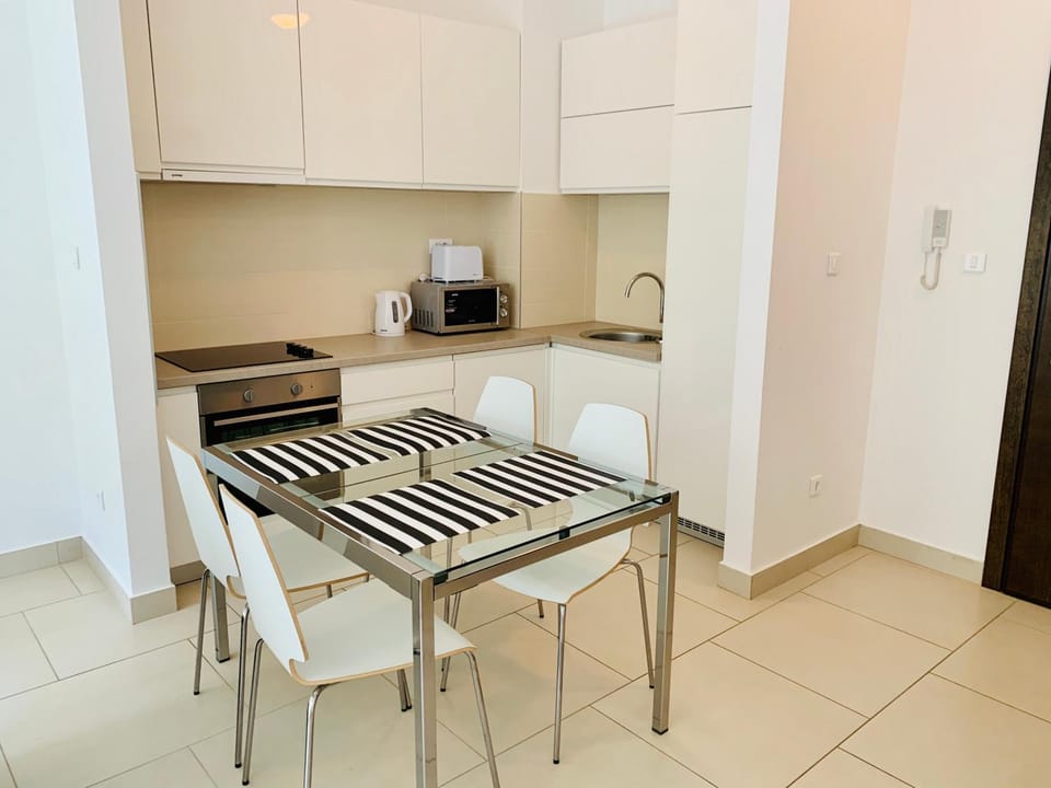 Coffee/tea facilities, Kitchen or kitchenette, Dining area, minibar, oven, pet friendly, stove, toaster