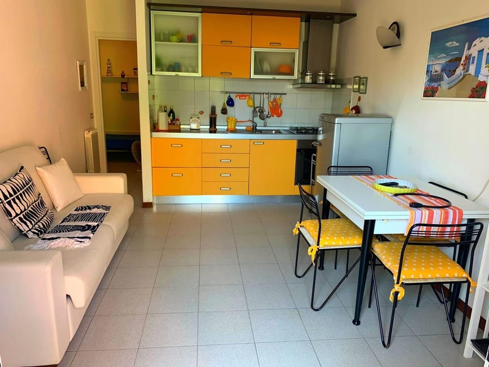 Kitchen or kitchenette, Living room
