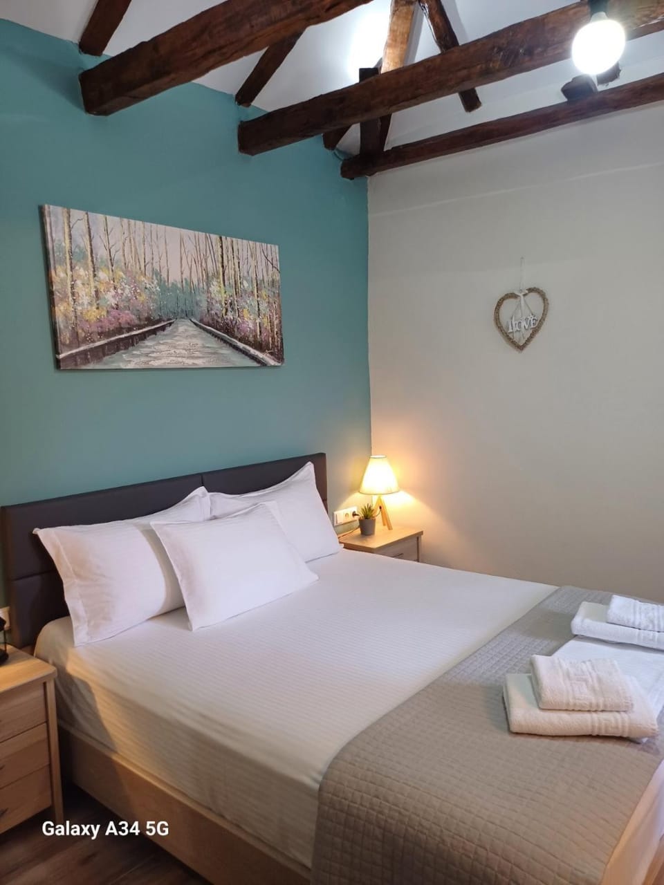 Bed, Photo of the whole room, Bedroom, towels