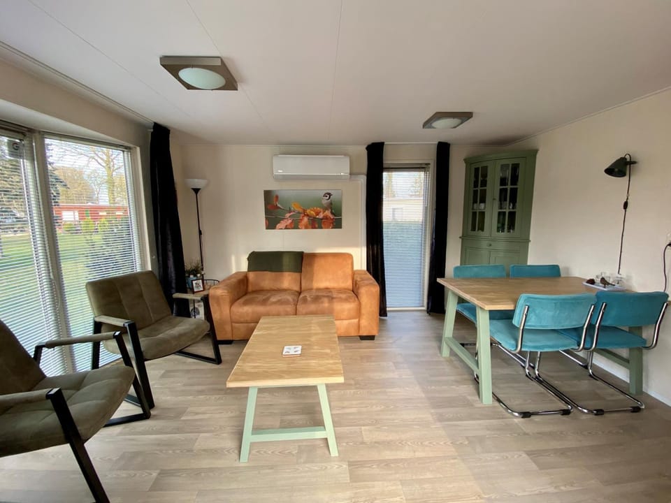 TV and multimedia, Living room, Seating area, Dining area, air conditioner