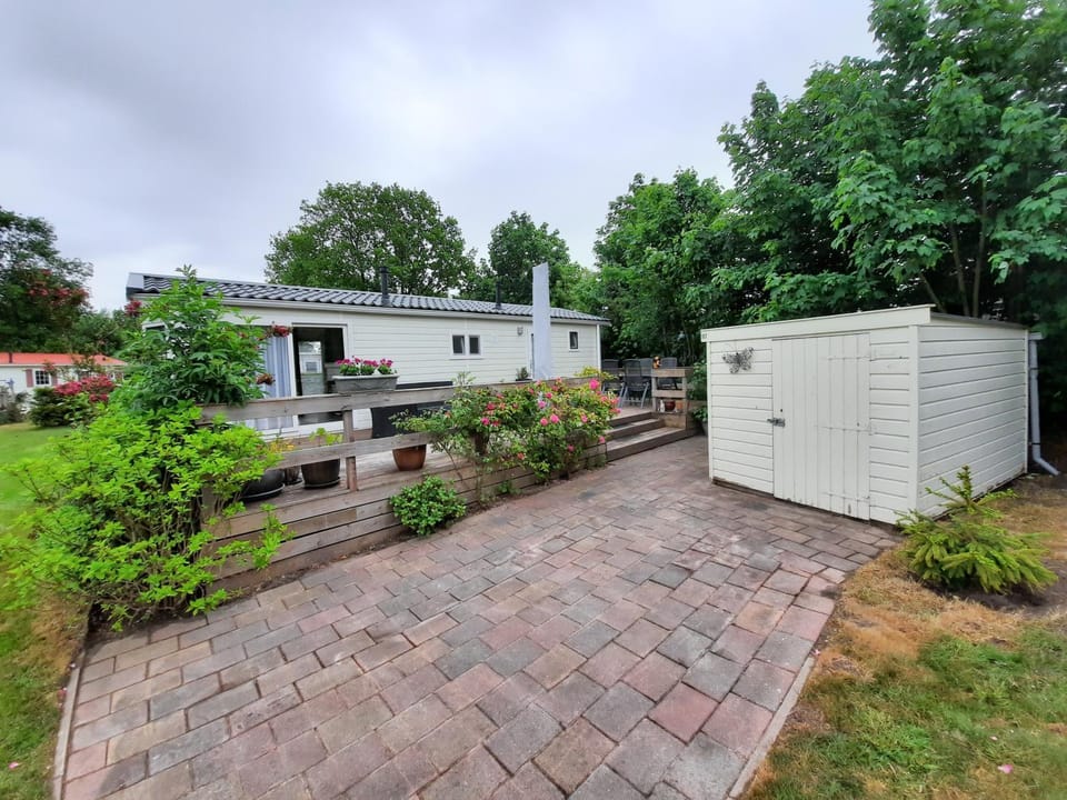 Property building, Patio, Facade/entrance, Garden