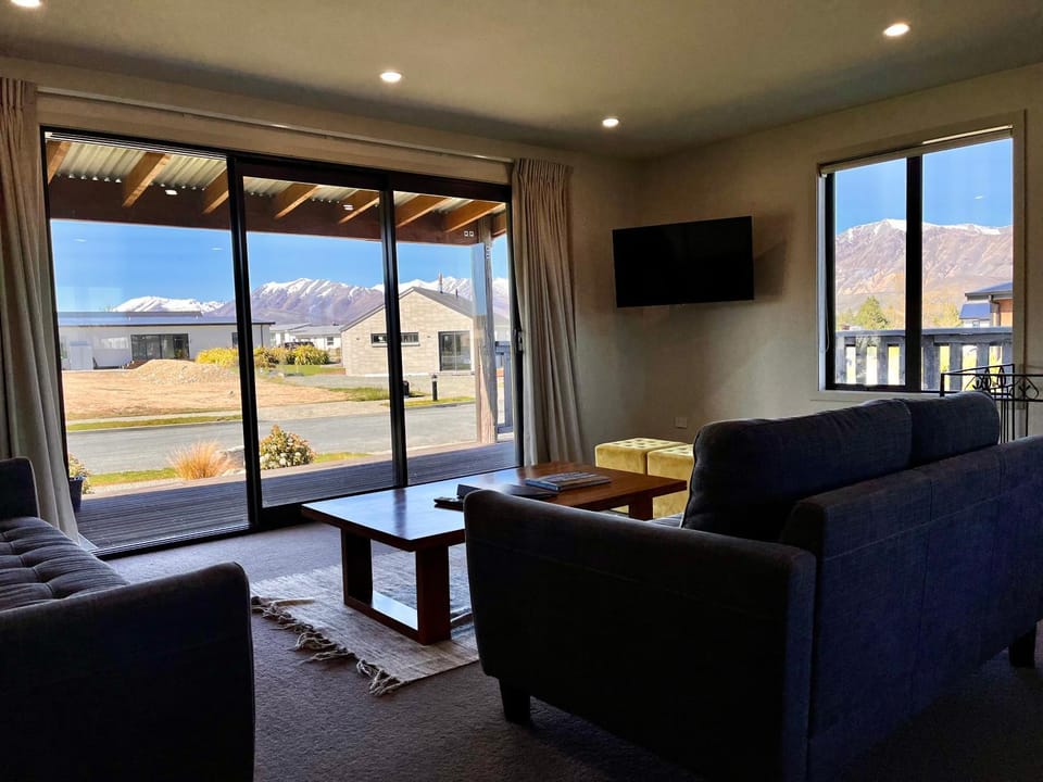 Neighbourhood, TV and multimedia, Living room, Seating area, Mountain view