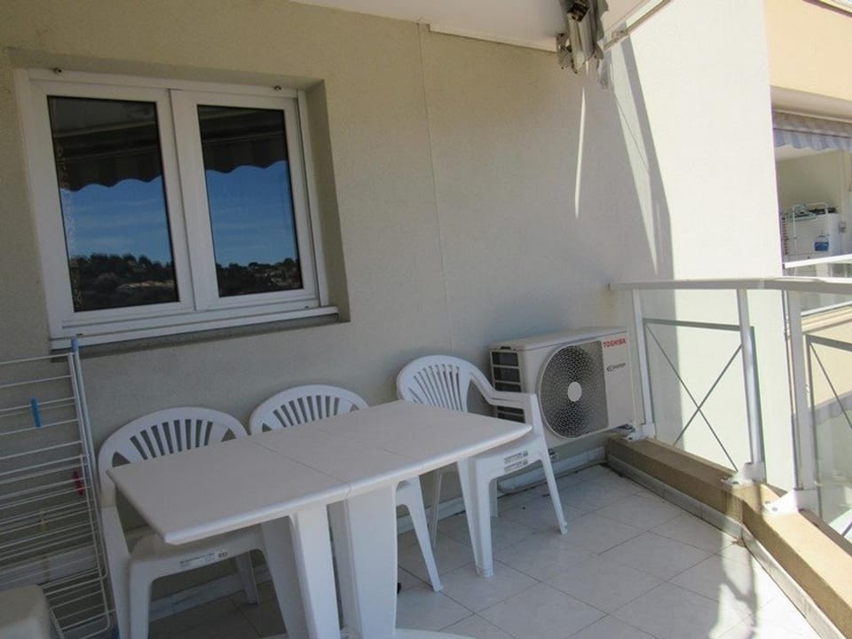 Appartement calme au cœur de Cavalaire, climatisé avec terrasse, parking et toutes commodités - FR-1-100-233 Apartment in Cavalaire-sur-Mer