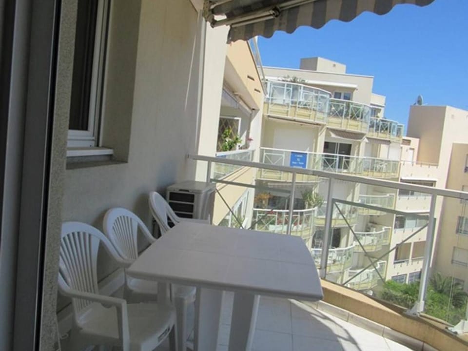 Appartement calme au cœur de Cavalaire, climatisé avec terrasse, parking et toutes commodités - FR-1-100-233 Apartment in Cavalaire-sur-Mer