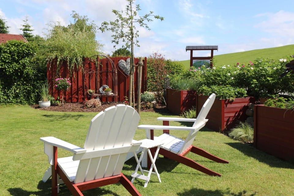 Property building, Day, Natural landscape, Garden, Garden view, sunbed