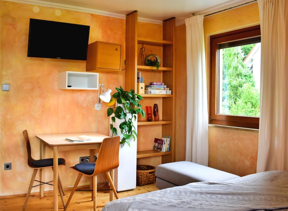 TV and multimedia, Photo of the whole room, Decorative detail, Bedroom