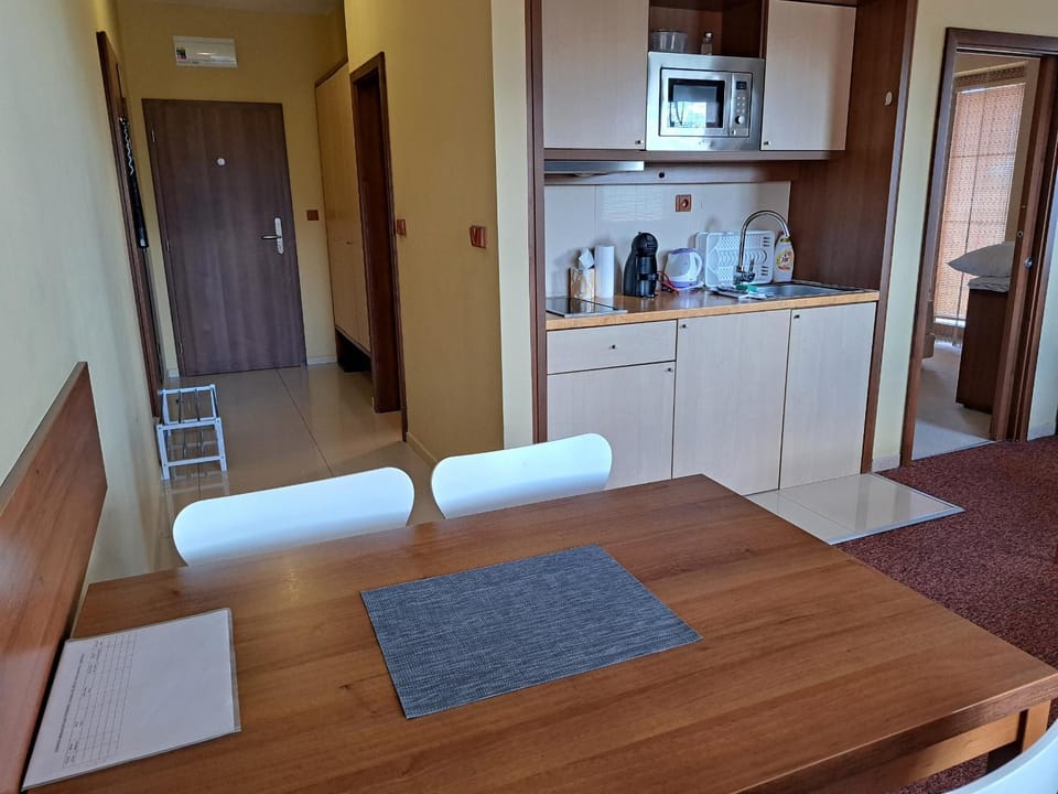 Photo of the whole room, kitchen