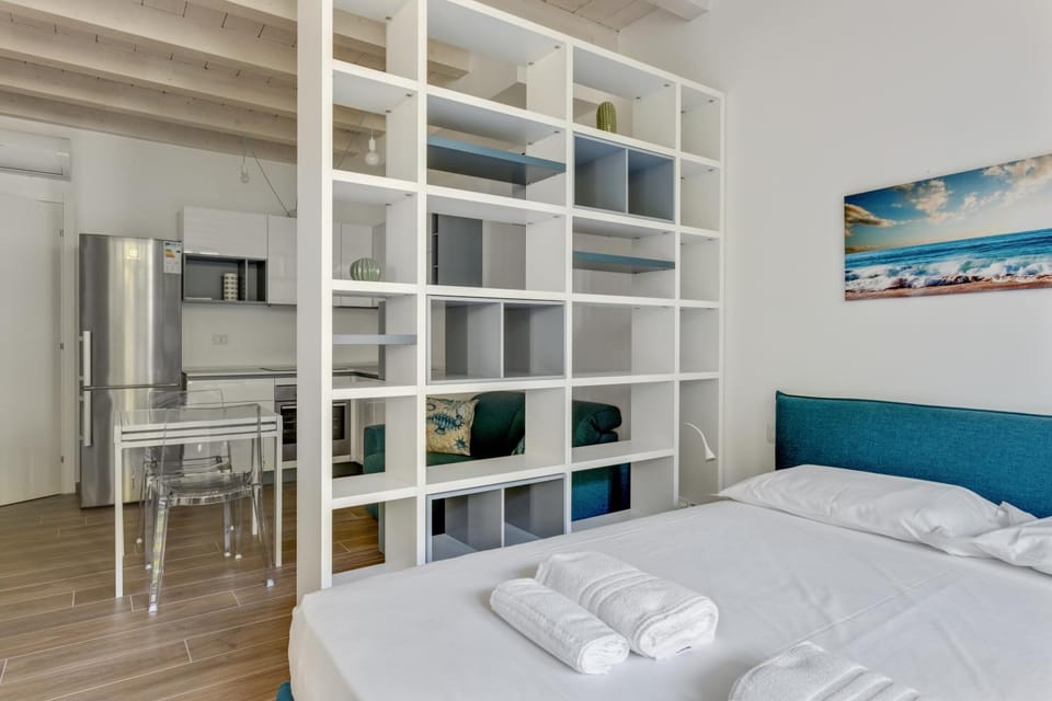 Kitchen or kitchenette, Seating area, Dining area, Bedroom