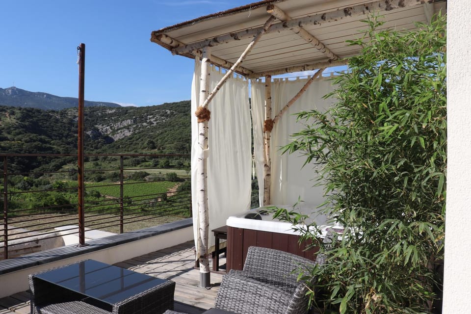 Patio, Balcony/Terrace, Balcony/Terrace, Mountain view