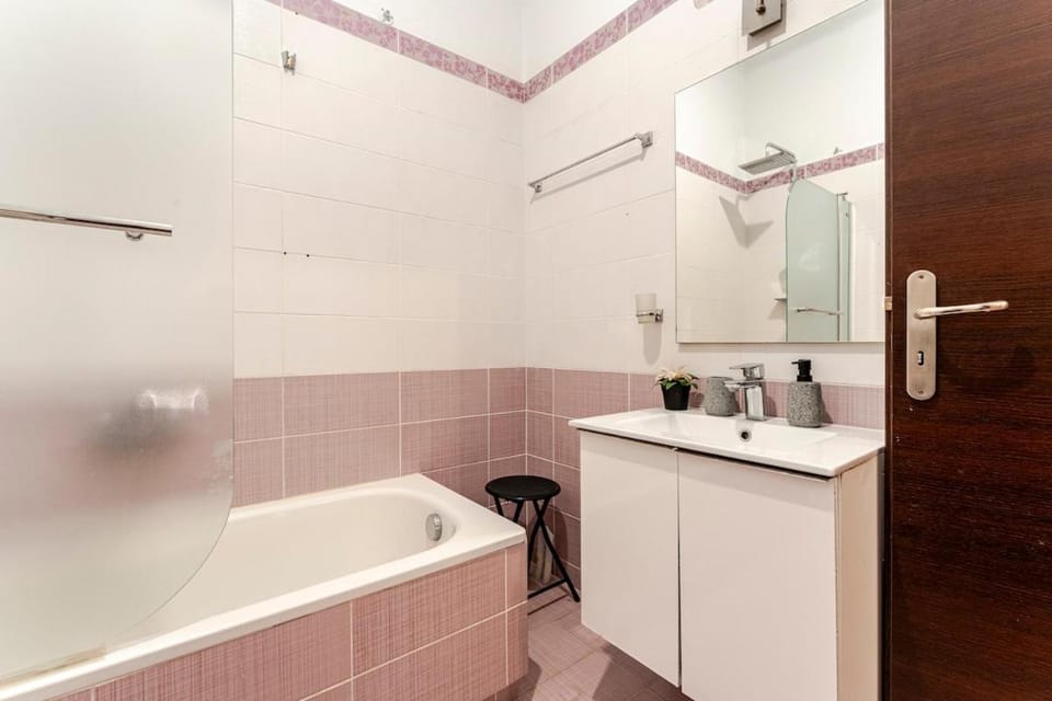 Amazing House with Jacuzzi and Huge PVT Garden Apartment in South Athens