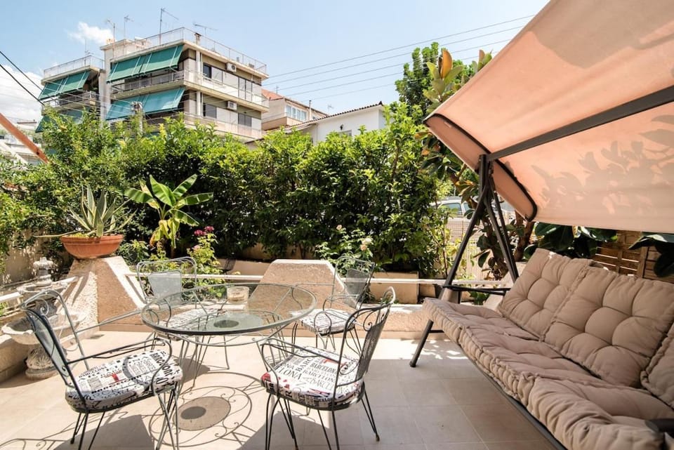 Amazing House with Jacuzzi and Huge PVT Garden Apartment in South Athens