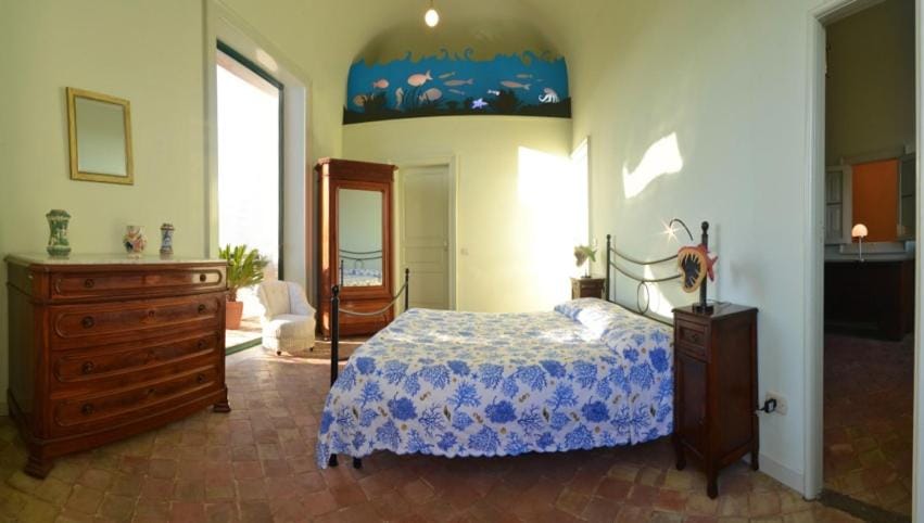 Photo of the whole room, Bedroom