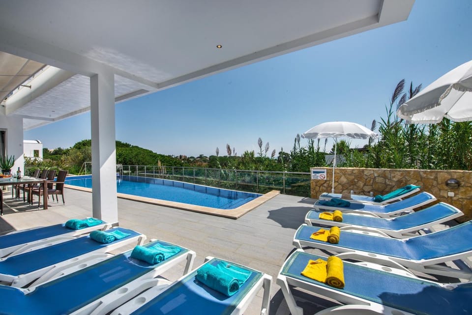 Vista Mar by Algarve Villa Holidays Villa in Guia