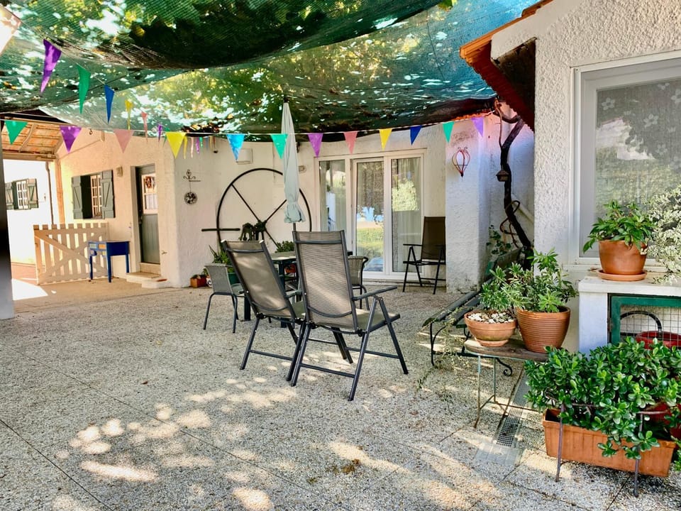 Patio, Facade/entrance, Day