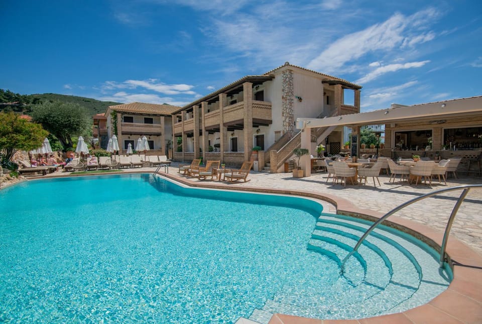 Restaurant/places to eat, Swimming pool, sunbed